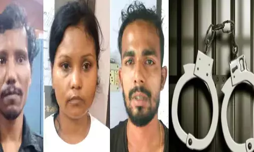 രഹസ്യ വിവരത്തെ തുടർന്ന് പരിശോധന; പൊതികളിൽ സൂക്ഷിച്ച നിലയിൽ കഞ്ചാവ്; ഒരു യുവതി ഉൾപ്പടെ രണ്ടുപേർ പിടിയിൽ; ഒരാൾ സ്പോട്ടിൽ ഓടി രക്ഷപ്പെട്ടു; 1.6 കിലോ വരെ പിടിച്ചെടുത്തു; സംഭവം അരൂരിൽ