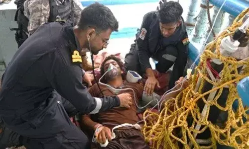 ബോട്ട് പണി ചെയ്യുന്നതിനിടെ ഗുരുതര പരിക്ക്; വിരലുകൾ അറ്റ് ചോര തെറിച്ചു; നടുക്കടലിൽ വേദനകൊണ്ട് നിലവിളിച്ച് പാക് മത്സ്യത്തൊഴിലാളി;അലർട്ട് സന്ദേശം കിട്ടിയത് ഇന്ത്യൻ നാവിക സേനയ്ക്ക്; ഒടുവിൽ നടന്നത്!