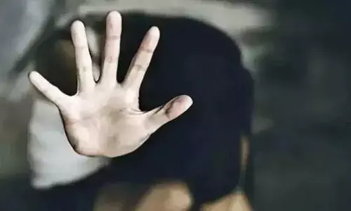 ശീതളപാനീയത്തിൽ മയക്കുമരുന്ന് നൽകി കറക്കിയെടുത്തു; പിന്നാലെ പന്ത്രണ്ടാംക്ലാസുകാരിയെ ഇരുപതിലധികം പേര്‍ ചേര്‍ന്ന് കൂട്ടബലാത്സംഗം ചെയ്തു; പോലീസ് അന്വേഷണത്തിൽ ഞെട്ടൽ!