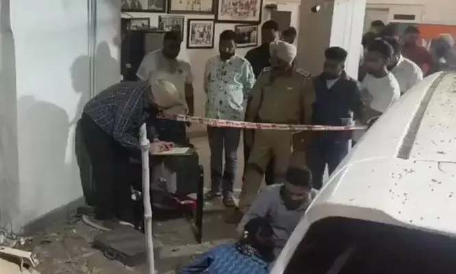 ബി.ജെ.പി നേതാവിന്റെ വീടിനു നേര്ക്ക് ബോംബാക്രമണം; ഒരാള് അറസ്റ്റില്; പ്രതിക്ക് ഐ.എസ്.ഐ ബന്ധമെന്ന് പഞ്ചാബ് പൊലീസ് ബി.ജെ.പി നേതാവിന്റെ വീടിനു നേര്ക്ക് ബോംബാക്രമണം; ഒരാള് അറസ്റ്റില്; പ്രതിക്ക് ഐ.എസ്.ഐ ബന്ധമെന്ന് പഞ്ചാബ് പൊലീസ്