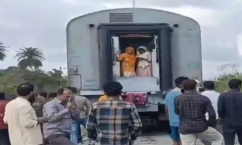 ട്രെയിൻ യാത്രക്കിടെ വൻ ശബ്ദം; എസി കോച്ചിനിടയിലെ കപ്ലിംഗ് കണക്ഷൻ വേർപെട്ട് അപകടം; പരിഭ്രാന്തിയിൽ യാത്രക്കാർ; ഒഴിവായത് വൻ ദുരന്തം