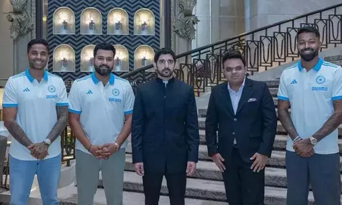 ഇന്ത്യന് ക്രിക്കറ്റ് താരങ്ങളുമായി കൂടിക്കാഴ്ച; ശൈഖ് ഹംദാന് ഇന്ത്യന് ടീമിന്റെ സമ്മാനമായി ദുബൈ 11 ജഴ്സി; ചിത്രങ്ങള് ഇന്സ്റ്റഗ്രാമില് പങ്കുവെച്ച് ദുബായ് കിരീടാവകാശി ഇന്ത്യന് ക്രിക്കറ്റ് താരങ്ങളുമായി കൂടിക്കാഴ്ച; ശൈഖ് ഹംദാന് ഇന്ത്യന് ടീമിന്റെ സമ്മാനമായി ദുബൈ 11 ജഴ്സി; ചിത്രങ്ങള് ഇന്സ്റ്റഗ്രാമില് പങ്കുവെച്ച് ദുബായ് കിരീടാവകാശി