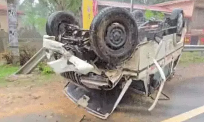 പത്തനാപുരത്ത് മന്ത്രിക്ക് എസ്കോര്ട്ട് പോയ പൊലീസ് ജീപ് നിയന്ത്രണം വിട്ട് മറിഞ്ഞു; രണ്ട് പൊലീസുകാര്ക്ക് പരുക്കേറ്റു പത്തനാപുരത്ത് മന്ത്രിക്ക് എസ്കോര്ട്ട് പോയ പൊലീസ് ജീപ് നിയന്ത്രണം വിട്ട് മറിഞ്ഞു; രണ്ട് പൊലീസുകാര്ക്ക് പരുക്കേറ്റു