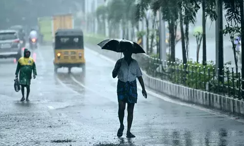 ശക്തി പ്രാപിച്ച് ന്യൂനമര്‍ദം; അഞ്ചു ദിവസം ഇടിമിന്നലോട് കൂടിയ മഴയ്ക്ക് സാധ്യത: 12 ജില്ലകളില്‍ യെല്ലോ അലേര്‍ട്ട്:  വരും ദിവസങ്ങളില്‍ മഴയും ചൂടും ഇടകലര്‍ന്ന കാലാവസ്ഥ