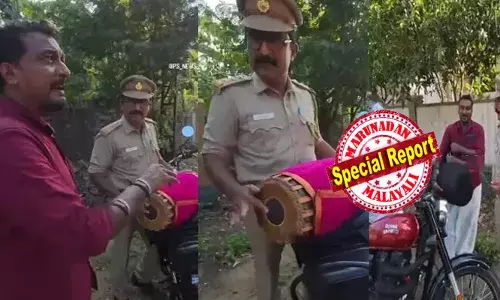 മോനെ..വണ്ടി ഒന്ന് സൈഡ് അക്കോ..; എന്താ സാറെ പ്രശ്‌നം; ഹെൽമറ്റില്ല പിഴ അടയ്ക്കണം; അയ്യോ..ഞാൻ പാട്ടൊക്കെ പാടും; എങ്കിൽ ഞാൻ മൃദംഗം വായിക്കും; കണ്ടുനിന്നവർ ഒന്ന് പതറി; റോഡ് സൈഡിൽ പാട്ടിനൊപ്പം മൃദംഗ വായന; എല്ലാം കഴിഞ്ഞ് പോകുമ്പോൾ ട്വിസ്റ്റ്; എത്ര ഇമ്പ്രെസ്സ് ചെയ്താലും കല വേറെ ജോലി വേറെയെന്ന് എംവിഡി സർ!