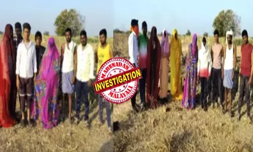 ഫോട്ടോ എടുക്കാൻ റെഡി ആയിക്കോയെന്ന് ക്യാമറാമാൻ; രണ്ടുപേരുടെ വരവിൽ പന്തികേട്; മുഖം പാതി മറച്ച് നടത്തം; പോസ് ചെയ്തപ്പോൾ കണ്ടത് സാരിയുടുത്ത പുരുഷന്‍മാരെ; കര്‍ണാടകയിൽ നിന്നും പുറത്തുവരുന്നത് തൊഴിലുറപ്പ് തട്ടിപ്പിന്‍റെ പുതിയ രീതി; പഞ്ചായത്തിന്റെ വിശദികരണം ഇങ്ങനെ!