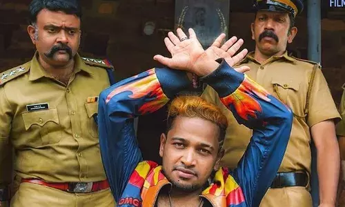 താരനിരയില്‍ ട്രാന്‍സ്‌ജെന്‍ഡര്‍ വ്യക്തി; ബേസില്‍ നായകനായി എത്തുന്ന മരണമാസ് ചിത്രത്തിന് രണ്ട് രാജ്യങ്ങളില്‍ അപ്രതീക്ഷിത വിലക്ക്; ഈ കഥാപാത്രത്തിന്റെ ഭാഗം നീക്കിയാന്‍ പ്രദര്‍ശിപ്പിക്കാമെന്ന് രാജ്യം