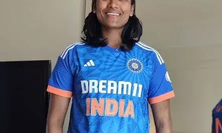 കോടിയേരി ബാലകൃഷ്ണന് വനിതാ ടി20 ക്രിക്കറ്റ് ടൂര്ണമെന്റ്:ട്രിവാന്ഡ്രം റോയല്സിനെ സജ്ന സജീവന് നയിക്കും കോടിയേരി ബാലകൃഷ്ണന് വനിതാ ടി20 ക്രിക്കറ്റ് ടൂര്ണമെന്റ്:ട്രിവാന്ഡ്രം റോയല്സിനെ സജ്ന സജീവന് നയിക്കും