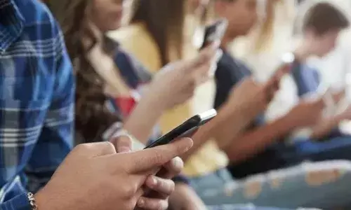 ജങ്ക് ഫുഡും അമിത ഫോണ്‍ ഉപയോഗവും മുതല്‍ വ്യായാമ കുറവ് വരെ; കാസര്‍കോട്ടെ സ്‌കൂള്‍ വിദ്യാര്‍ഥികളില്‍ കാഴ്ചവൈകല്യം വര്‍ധിക്കുന്നത് പത്തിരട്ടി വേഗത്തില്‍: പരിശോധനയ്ക്ക് വിധേയമായ ഏഴില്‍ ഒരാള്‍ക്കെങ്കിലും കാഴ്ചക്കുറവ്