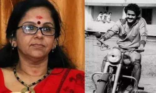 ഇടവഴിയില്‍ ചെന്ന് ശ്വാസം നേരെ വിട്ട് ശ്രദ്ധിച്ചപ്പോഴാണ്, ഞങ്ങളില്‍ ഒരാളുടെ നീളമുള്ള തലമുടി ബ്ലേഡ് കൊണ്ട് മുറിച്ചു കളഞ്ഞിരിക്കുന്നു; വെളുത്ത പാവാടയില്‍ നിറയെ മുറുക്കിത്തുപ്പിയിരിക്കുന്നു; ഇന്നും ആ ചിത്രം കാണാന്‍ ഇരുന്നാല്‍ പിന്നില്‍ നിന്നു നീളുന്ന അറപ്പുള്ള കൈകള്‍ ഓര്‍മ്മയിലെത്തും; അതെ, ഭയന്നു വിറച്ച ആ കാറ്റത്തെ കിളിക്കൂടിന് 43 വര്‍ഷം; പോസ്റ്റുമായി ശാരദക്കുട്ടി