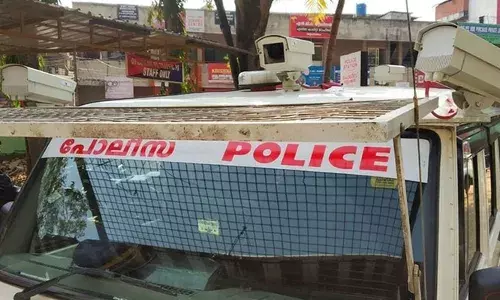 കാറ് മോഷണക്കേസില്‍ പ്രതിയെ അറസ്റ്റ് ചെയ്യാന്‍ ചെന്ന പൊലീസ് സംഘത്തിന് നേരെ ആക്രമണം; പ്രതി പോലീസികാരെ വെട്ടി പരിക്കേല്‍പ്പിച്ചു; സംഭവം കോഴിക്കോട്