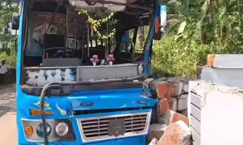 നിയന്ത്രണം വിട്ട സ്വകാര്യ ബസ് മതിലിൽ ഇടിച്ച് അപകടം; നിരവധി പേർക്ക് പരിക്ക്; ആശുപത്രിയിൽ പ്രവേശിപ്പിച്ചു; സംഭവം വടകരയിൽ