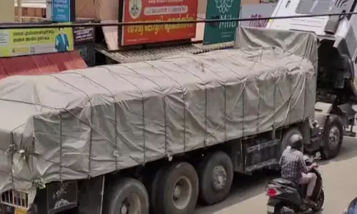 ഫുൾ ലോഡുമായി പതിനാല് വീൽ സിമന്റ് ലോറി; വണ്ടിയുടെ ക്ലച്ചിന് തകരാർ; ടൗണിൽ അഞ്ച് മണിക്കൂർ ഗതാഗതക്കുരുക്ക്; ബുദ്ധിമുട്ടിലായി യാത്രക്കാർ