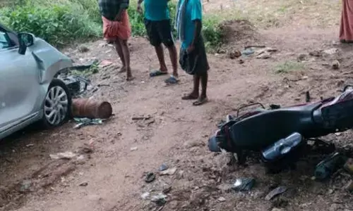 കുതിച്ചെത്തിയ കാർ ചായക്കടയിലേക്ക് ഇടിച്ചു കയറി വൻ അപകടം; രണ്ടുപേർക്ക് ദാരുണാന്ത്യം; ഡ്രൈവറെ അറസ്റ്റ് ചെയ്തു; ദാരുണ സംഭവം പാലക്കാട്