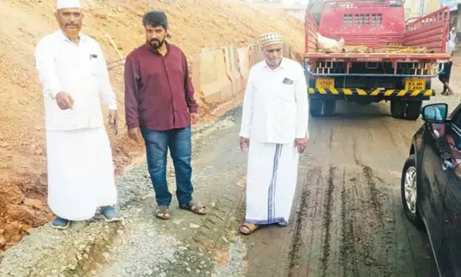 ദേശീയപാതയിലെ കുഴിയില് വീണ് ഓട്ടോറിക്ഷ മറിഞ്ഞു; റോഡിലേക്ക് തെറിച്ചു വീണ അമ്മയുടെ കയ്യിലിരുന്ന കുഞ്ഞ് വീണത് വെള്ളക്കുഴിയില്: മുങ്ങി പോയ കുഞ്ഞിനെ രക്ഷിച്ച് വഴിയാത്രക്കാരന് ദേശീയപാതയിലെ കുഴിയില് വീണ് ഓട്ടോറിക്ഷ മറിഞ്ഞു; റോഡിലേക്ക് തെറിച്ചു വീണ അമ്മയുടെ കയ്യിലിരുന്ന കുഞ്ഞ് വീണത് വെള്ളക്കുഴിയില്: മുങ്ങി പോയ കുഞ്ഞിനെ രക്ഷിച്ച് വഴിയാത്രക്കാരന്
