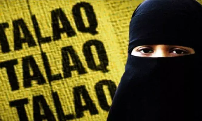 മലപ്പുറത്ത് യുവതിയെ ഫോണിലൂടെ മുത്തലാഖ് ചൊല്ലി ഭര്ത്താവ്; യുവതിയേയും 11 മാസം പ്രായമായ കുഞ്ഞിനെയും ഉപേക്ഷിച്ചതിന് പിന്നാലെ പരാതി നല്കി കുടുംബം മലപ്പുറത്ത് യുവതിയെ ഫോണിലൂടെ മുത്തലാഖ് ചൊല്ലി ഭര്ത്താവ്; യുവതിയേയും 11 മാസം പ്രായമായ കുഞ്ഞിനെയും ഉപേക്ഷിച്ചതിന് പിന്നാലെ പരാതി നല്കി കുടുംബം