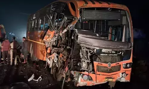 ആലപ്പുഴ വളവനാട് ദേശീയ പാതയില്‍ കെഎസ്ആര്‍ടിസി ബസും ലോറിയും കൂട്ടിയിടിച്ച് അപകടം; ഏഴു പേര്‍ക്ക് പരിക്ക്: ഇന്ന് പുലര്‍ച്ചെയുണ്ടായ അപകടത്തില്‍ ബസ് ഡ്രൈവറുടെ കാലൊടിഞ്ഞു