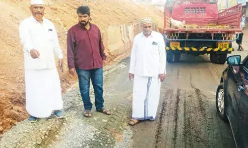 ദേശീയപാതയിലെ കുഴിയില്‍ വീണ് ഓട്ടോറിക്ഷ മറിഞ്ഞു; റോഡിലേക്ക് തെറിച്ചു വീണ അമ്മയുടെ കയ്യിലിരുന്ന കുഞ്ഞ് വീണത് വെള്ളക്കുഴിയില്‍: മുങ്ങി പോയ കുഞ്ഞിനെ രക്ഷിച്ച് വഴിയാത്രക്കാരന്‍