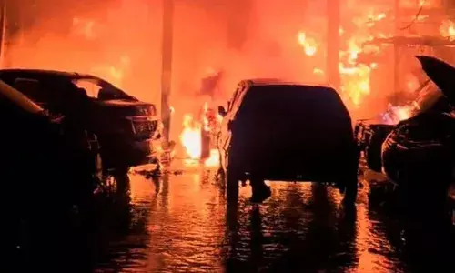 കൊച്ചിയില്‍ കാര്‍ വര്‍ക്ക്‌ഷോപ്പില്‍ തീപിടിത്തം; പന്ത്രണ്ട് കാറുകള്‍ കത്തിനശിച്ചു; തീ അണച്ചത് മൂന്ന് മണിക്കൂര്‍ നീണ് ശ്രമത്തിലൂടെ; തീപിടിത്തത്തിന് കാരണം വ്യക്തമല്ല; അന്വേഷണം ആരംഭിച്ചു