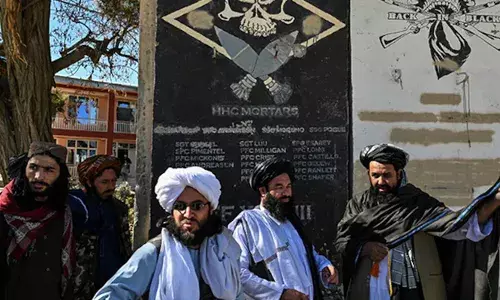 റമദാന്‍ പ്രാര്‍ത്ഥനകളില്‍ പങ്കെടുക്കാത്തവരെ അഴിക്കുള്ളിലാക്കി;  മുടി വെട്ടിയതിലും താടി ട്രിം ചെയ്തതിലുമടക്കം കടുത്ത നിബന്ധനകള്‍; താലിബാന്‍ ഭരണകൂടം മതനിയമങ്ങള്‍ കടുപ്പിച്ചതോടെ അഫ്ഗാനില്‍ പുരുഷന്മാര്‍ക്കും ദുരിതജീവിതം