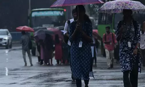 വീണ്ടും മാനം ഇരുളുന്നു...; സംസ്ഥാനത്ത് ശക്തമായ മഴയ്ക്ക് സാധ്യത; 5 ജില്ലകളിൽ യെല്ലോ അലർട്ട്; കന്യാകുമാരി തീരത്ത് കള്ളക്കടൽ പ്രതിഭാസത്തിന് സാധ്യത; മുന്നറിയിപ്പ് നൽകി അധികൃതർ