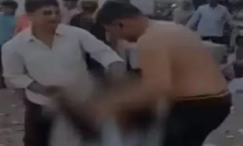 പച്ചക്കറികൾ അടിച്ചുമാറ്റിയെന്ന് ആരോപണം; അമ്മയെയും മകളെയും അടിച്ചുനുറുക്കി; മുടിയില്‍ പിടിച്ച് വലിച്ചിഴച്ച് റോഡിലിട്ട് ക്രൂര മർദനം; നിലവിളി കേട്ട് നാട്ടുകാർ ഓടിയെത്തി; പ്രതികൾ പിടിയിൽ