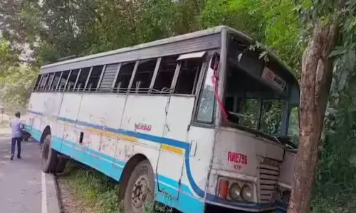 നിയന്ത്രണം വിട്ടെത്തിയ കെഎസ്ആര്‍ടിസി ബസ് മരത്തിലേക്ക് ഇടിച്ചുകയറി അപകടം; ഫ്രണ്ട്‌ ഗ്ലാസ് തകർന്നു; ആറ് പേർക്ക് പരിക്ക്; ആശുപത്രിയിൽ പ്രവേശിപ്പിച്ചു; സംഭവം കോട്ടയത്ത്