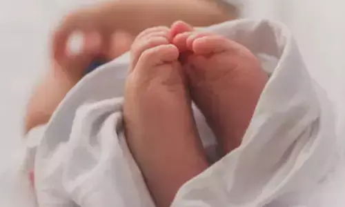 വെറും രണ്ടര മാസം പ്രായമുള്ള പെൺകുഞ്ഞിനെ മരിച്ച നിലയിൽ കണ്ടെത്തി; കുഞ്ഞിന്റെ തൊണ്ടയിൽ മുലപ്പാൽ കുടുങ്ങിയെന്ന് സംശയം; ഉറങ്ങിപ്പോയെന്ന് അമ്മ; കണ്ണീരോടെ ഉറ്റവർ