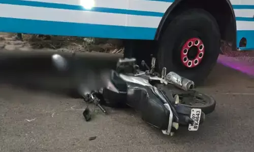 ലോറിയെ ഓവർടേക്ക് ചെയ്യാൻ ശ്രമിക്കുമ്പോൾ അപകടം; നിയന്ത്രണം തെറ്റി ബൈക്ക് ബസിനടിയിലേക്ക് ഇടിച്ചുകയറി; യുവാവിന് ദാരുണാന്ത്യം; സംഭവം പെരുമ്പാവൂരിൽ