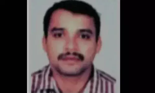 രാത്രി വൈകി വാട്‌സാപില്‍ സഹപ്രവര്‍ത്തര്‍ക്ക് ശബ്ദസന്ദേശം; കണ്ണൂര്‍ കടമ്പൂര്‍ സ്‌കൂളിലെ അദ്ധ്യാപകന്‍ മരിച്ച നിലയില്‍