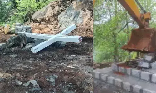 തൊമ്മന്‍കുത്തില്‍ വനഭൂമിയില്‍ സ്ഥാപിച്ച കുരിശ് പൊളിച്ചുനീക്കി വനം വകുപ്പ്; കൈവശ ഭൂമിയിലാണ് കുരിശ് സ്ഥാപിച്ചതെന്ന് സെന്റ് ജോര്‍ജ് പള്ളി അധികൃതര്‍