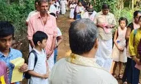 നാല്‍പതാം വെള്ളി ആചരിച്ചു; കവീക്കുന്ന് പാമ്പൂരാംപാറ തീര്‍ത്ഥാടന കേന്ദ്രത്തില്‍ കുരിശിന്റെ വഴി നടത്തി