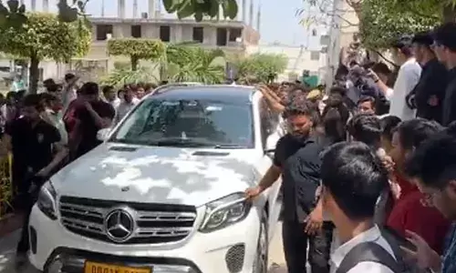 ജയ്പുരിലെ കോളജില്‍ ചടങ്ങില്‍ പങ്കെടുക്കാനെത്തിയ  സഞ്ജുവിനെ ആര്‍സിബിക്കായി ആര്‍പ്പുവിളിച്ച് എതിരേറ്റ് വിദ്യാര്‍ഥികള്‍;  സഞ്ജുവിനായും ആര്‍പ്പുവിളികള്‍;  രാജസ്ഥാന്‍ ആര്‍സിബിയെ നേരിടാനിരിക്കെ വൈറലായി ദൃശ്യങ്ങള്‍