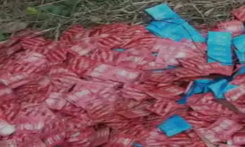 റോഡ്‌ വശത്ത് ദുരൂഹത നിറച്ചൊരു ചാക്ക്; ആളുകൾ വന്നുകൂടി; തുറന്നുനോക്കിയപ്പോൾ കണ്ടത്; ഗര്‍ഭനിരോധന ഉറകളും പ്രെഗ്നൻസി ടെസ്റ്റ് കിറ്റുകളും ലൂബ്രിക്കന്റും; സംഭവം മട്ടന്നൂരിൽ