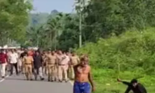 പോലീസ് ജീപ്പടക്കം അഞ്ച് വാഹനങ്ങൾ; ചുറ്റികയും കൊണ്ട് അടിച്ചു തകർത്ത് ഒരു അച്ഛനും മകനും; മുൾമുനയിൽ പരിസരം; നാട്ടുകാർക്ക് നേരെ പാഞ്ഞെടുത്തപ്പോൾ സംഭവിച്ചത്!