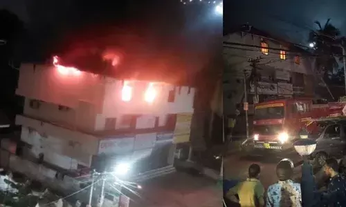 കൊച്ചിയില്‍ വ്യപാര സ്ഥാപനത്തില്‍ തീപിടിത്തം; കെട്ടിടത്തിന്റെ മേല്‍ക്കൂര പൂര്‍ണമായും കത്തിനശിച്ചു; തീ അണയ്ക്കാനുള്ള ശ്രമം തുടരുന്നു