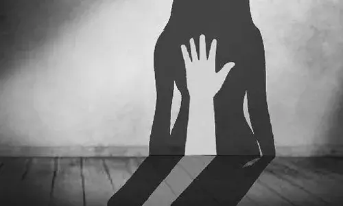 പത്താം ക്ലാസ്സില്‍ പഠിക്കുന്ന പതിനഞ്ചുകാരിയെ രണ്ട് വിദ്യാര്‍ത്ഥികള്‍ ചേര്‍ന്ന് പീഡിപ്പിച്ചു; ഫോണില്‍ ദൃശ്യങ്ങള്‍ പകര്‍ത്തി സോഷ്യല്‍ മീഡിയയില്‍ പ്രചരിപ്പിച്ചു; പീഡന വിവരം പുറത്ത് അറിയുന്നത് സ്‌കൂളിലെ കൗണ്‍സിലിങ്ങിനിടെ