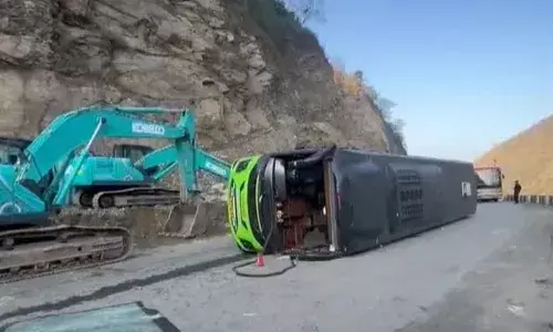 ഹിമാചലില്‍ വിനോദസഞ്ചാരികളുടെ ബസ് തലകീഴായി മറിഞ്ഞ് അപകടം; 31 പേര്‍ക്ക് പരിക്ക്; ആറ് പേരുടെ നില ഗുരുതരം; അമിത വേഗമാണ് അപകടത്തിന് കാരണമെന്ന് നിഗമനം