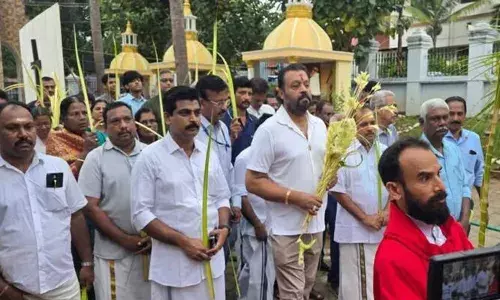 ഇക്കുറിയും തെറ്റിച്ചില്ല; തൃശൂരില്‍ ഓശാന തിരുനാള്‍ ചടങ്ങില്‍ പങ്കെടുത്ത് കേന്ദ്രമന്ത്രി സുരേഷ് ഗോപി