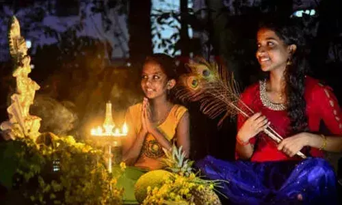 കണി കാണും നേരം...!  നന്മയുടേയും സമൃദ്ധിയുടേയും പ്രതീക്ഷയില്‍ വിഷു ആഘോഷിച്ച് മലയാളികള്‍; പടക്കം പൊട്ടിച്ചും കൈനീടടം വാങ്ങിയും ആഘോഷം കെങ്കേമം; ആശംസകള്‍ നേര്‍ന്ന് മുഖ്യമന്ത്രിയും പ്രതിപക്ഷനേതാവും അടക്കമുള്ള രാഷ്ട്രീയ നേതാക്കളും