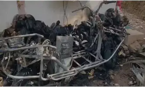 ചാർജ് ചെയ്യുന്നതിനിടെ അപകടം; ഇലക്ട്രിക് സ്കൂട്ടർ കത്തി നശിച്ചു; വണ്ടി പൂർണമായും അഗ്നിക്കിരയായി; സംഭവം മലപ്പുറത്ത്