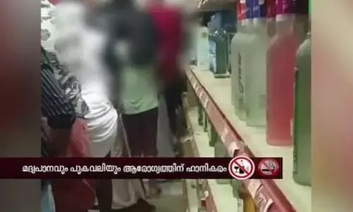 ബെവ്കോ ഔട്ട്ലെറ്റിൽ മദ്യം വാങ്ങാൻ മകളെ കൊണ്ടുവന്ന അച്ഛന് പിടിവീഴും; പൊലീസ് നടപടി വരിയിൽ നിൽക്കുന്ന പെൺകുട്ടിയുടെ ദൃശ്യം പ്രചരിച്ചതോടെ; ബാലാവകാശ നിയമ പ്രകാരം കേസെടുക്കുമെന്ന് സൂചന