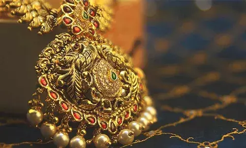 ആലപ്പുഴ ക്ഷേത്രത്തില്‍ മോഷണം; മോഷ്ണം പോയത് ക്ഷേത്രത്തിലെ 20 പവന്റെ തിരുവാഭവണങ്ങള്‍; സംഭവത്തിന് ശേഷം കീഴശാന്തി ഒളിവില്‍; ഇയാള്‍ക്കായി തിരിച്ചല്‍ ഊര്‍ജിതമാക്കി പോലീസ്