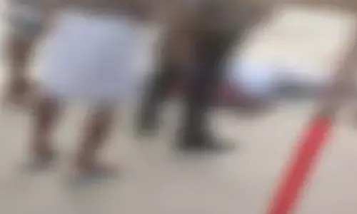 ലെവൽ ക്രോസിൽ ഗേറ്റ് താഴ്ത്തുന്നതിനിടെ അപകടം; കുതിച്ചെത്തിയ ബൈക്ക് നിയന്ത്രണം തെറ്റി മറിഞ്ഞു; യാത്രക്കാരനായ യുവാവിന് ദാരുണാന്ത്യം