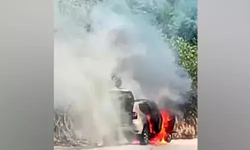 മൂന്നാറില്‍ ഓടിക്കൊണ്ടിരുന്ന കാറിന് തീപിടിച്ചു;  യാത്രക്കാര്‍ രക്ഷപ്പെട്ടത് തലനാരിഴയ്ക്ക്