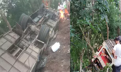 എരുമേലിക്ക് സമീപം കണമലയില്‍ ശബരിമല തീര്‍ത്ഥാടകരുടെ ബസ് മറിഞ്ഞ് അപകടം; ഒരാള്‍ മരിച്ചു; പരിക്കേറ്റ മൂന്ന് പേരുടെ നില ഗുരുതരം