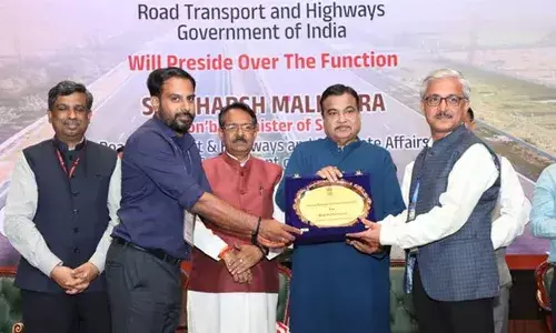 നാഷണല്‍ ഹൈവേസ് എക്സലന്‍സ് അവാര്‍ഡ് ഊരാളുങ്കല്‍ സൊസൈറ്റിക്ക്; അവാര്‍ഡ് കൈമാറി കേന്ദ്രമന്ത്രി നിതിന്‍ ഗഡ്കരി