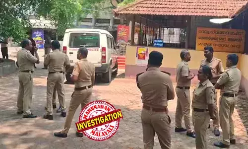 എടപ്പാടി പളനി സ്വാമിയെ വകവരുത്തും; ആര്‍ഡിഎക്‌സ് വച്ചിട്ടുണ്ട്;  റാണ തഹാവൂര്‍ എന്ന ഇമെയിലില്‍നിന്നും തൃശൂര്‍ കലക്ടറേറ്റില്‍ ബോംബ് ഭീഷണി;  പരിശോധനയുമായി പൊലീസ്; പാലക്കാട് ആര്‍ഡിഒ ഓഫിസിലും ബോംബ് ഭീഷണി