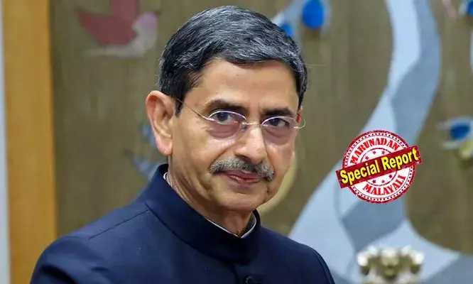 തടഞ്ഞുവച്ച ബില്ലുകള് സംബന്ധിച്ച സുപ്രീംകോടതി വിധിയില് പുനഃപരിശോധന ഹര്ജി നല്കും; നിര്ണായക നീക്കത്തിന് തമിഴ്നാട് ഗവര്ണര്? മൂന്ന് ദിവസത്തേക്ക് ഡല്ഹിയിലേക്ക് തിരിച്ചു; അമിത് ഷായെ കാണുമെന്ന് സൂചന തടഞ്ഞുവച്ച ബില്ലുകള് സംബന്ധിച്ച സുപ്രീംകോടതി വിധിയില് പുനഃപരിശോധന ഹര്ജി നല്കും; നിര്ണായക നീക്കത്തിന് തമിഴ്നാട് ഗവര്ണര്? മൂന്ന് ദിവസത്തേക്ക് ഡല്ഹിയിലേക്ക് തിരിച്ചു; അമിത് ഷായെ കാണുമെന്ന് സൂചന