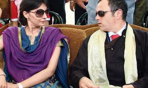 ദാമ്പത്യ പ്രശ്‌നങ്ങള്‍ ഒന്നിച്ചിരുന്ന് പരിഹരിക്കൂ; ഒമറിന്റെ വിവാഹ മോചന ഹര്‍ജിയില്‍ സുപ്രീംകോടതി